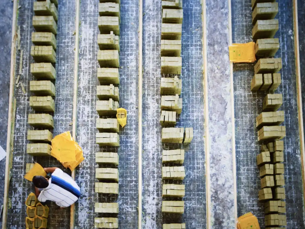 工厂扫地机与洗地机对比分析：适用场景及效率评估