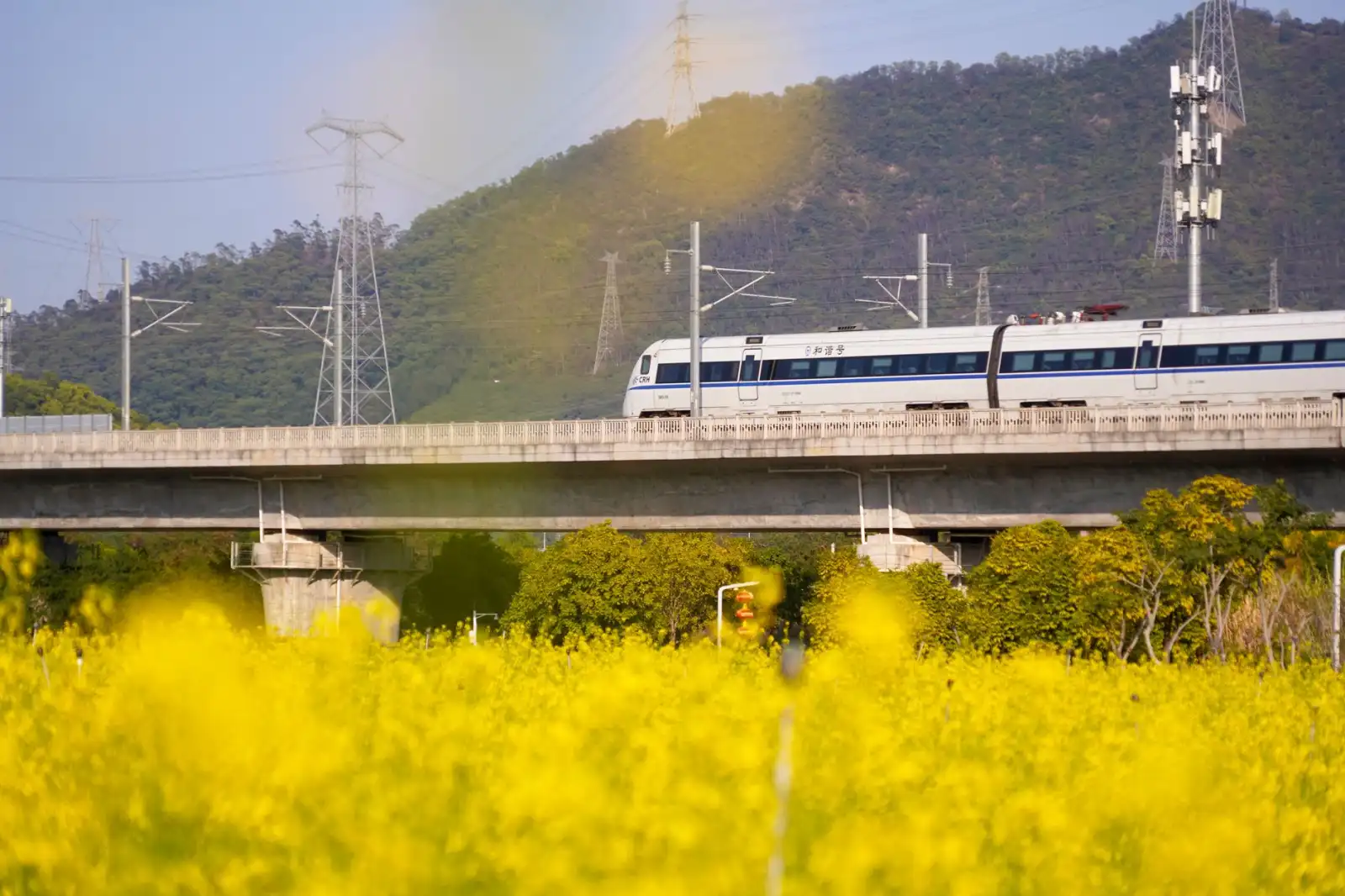 工厂车间清扫设备选型指南：扫地机与洗地机的适用场景对比