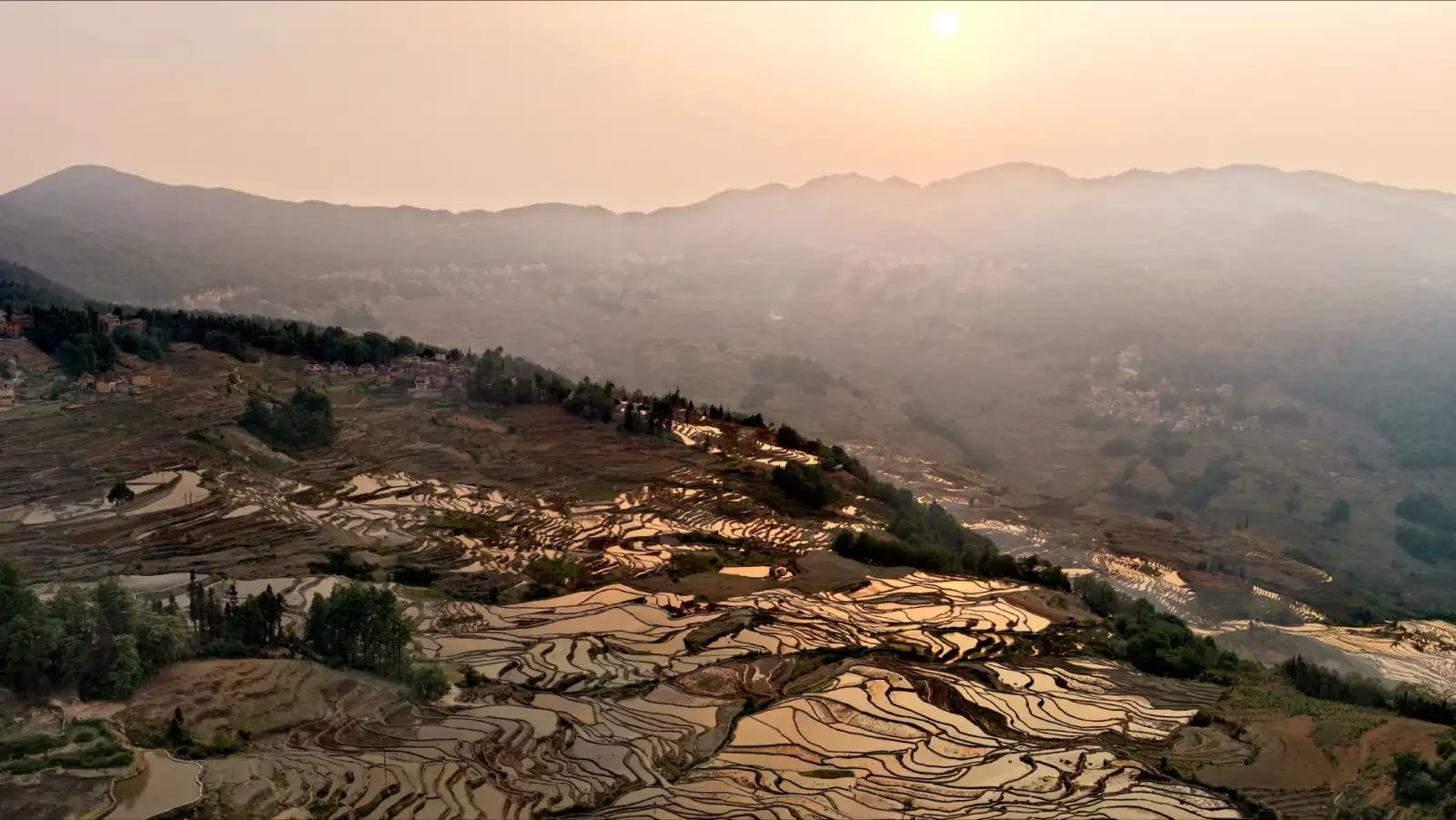 工业吸尘器与洗地机在工厂地面清洁中的协同作业模式分析