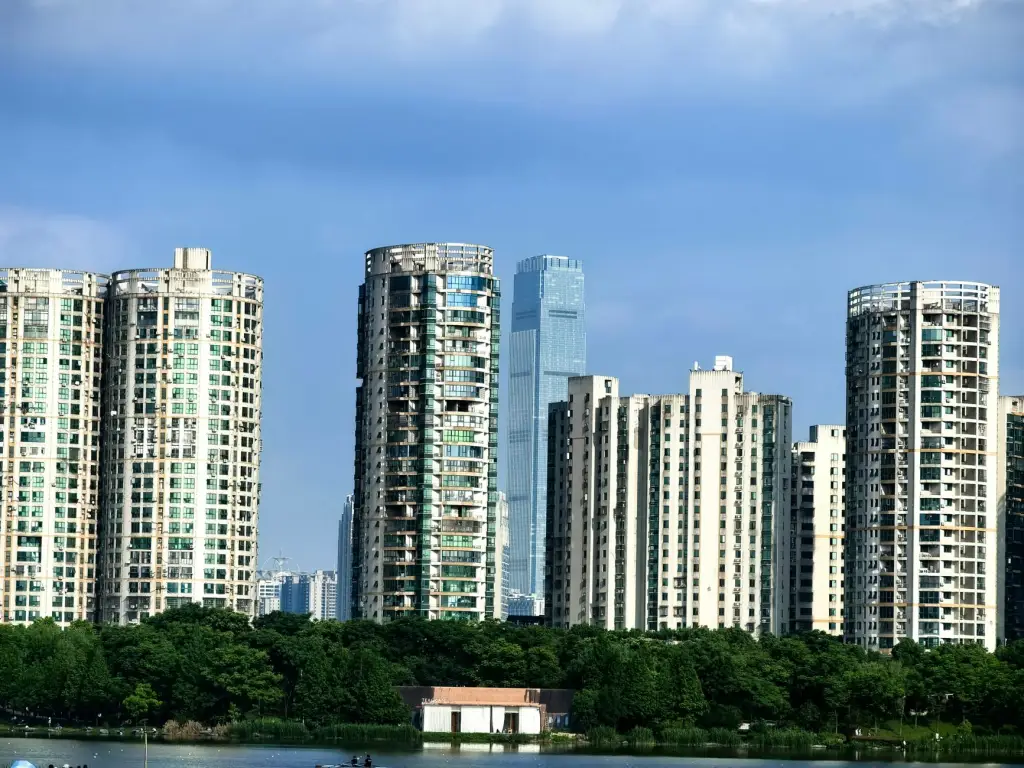 扫地机与洗地机在工厂地面清洁中的协同应用方案