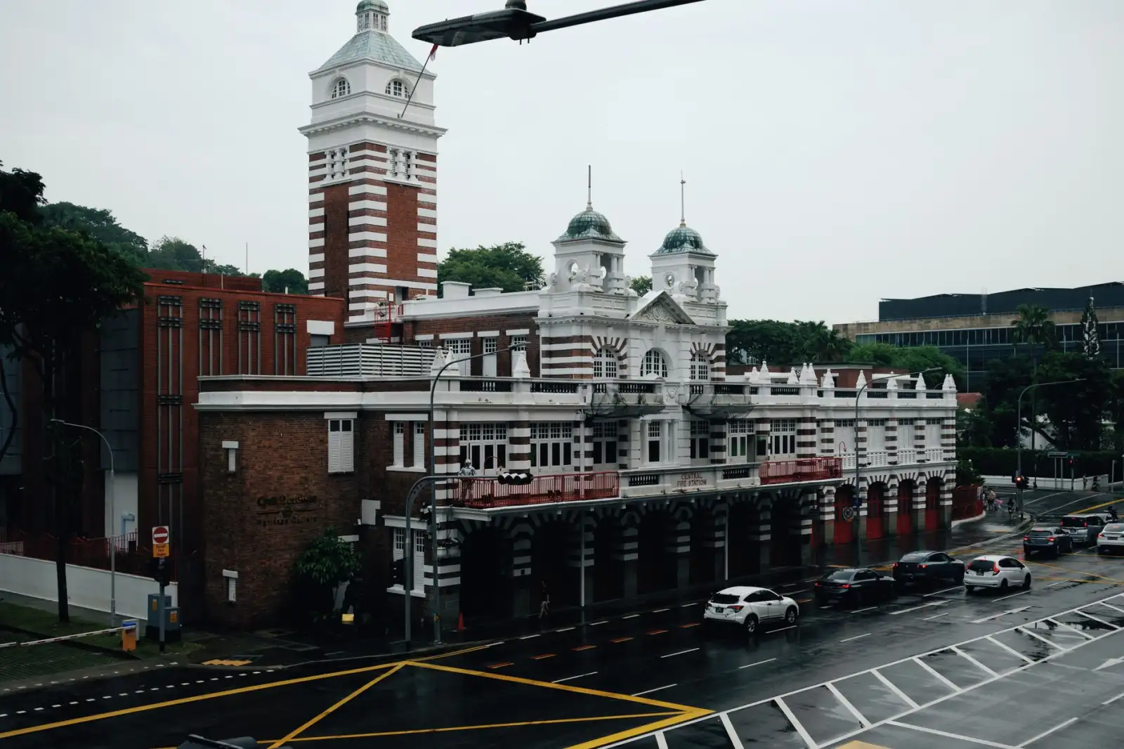 工业吸尘器与扫地机如何搭配使用？工厂车间地面清洁设备选型指南